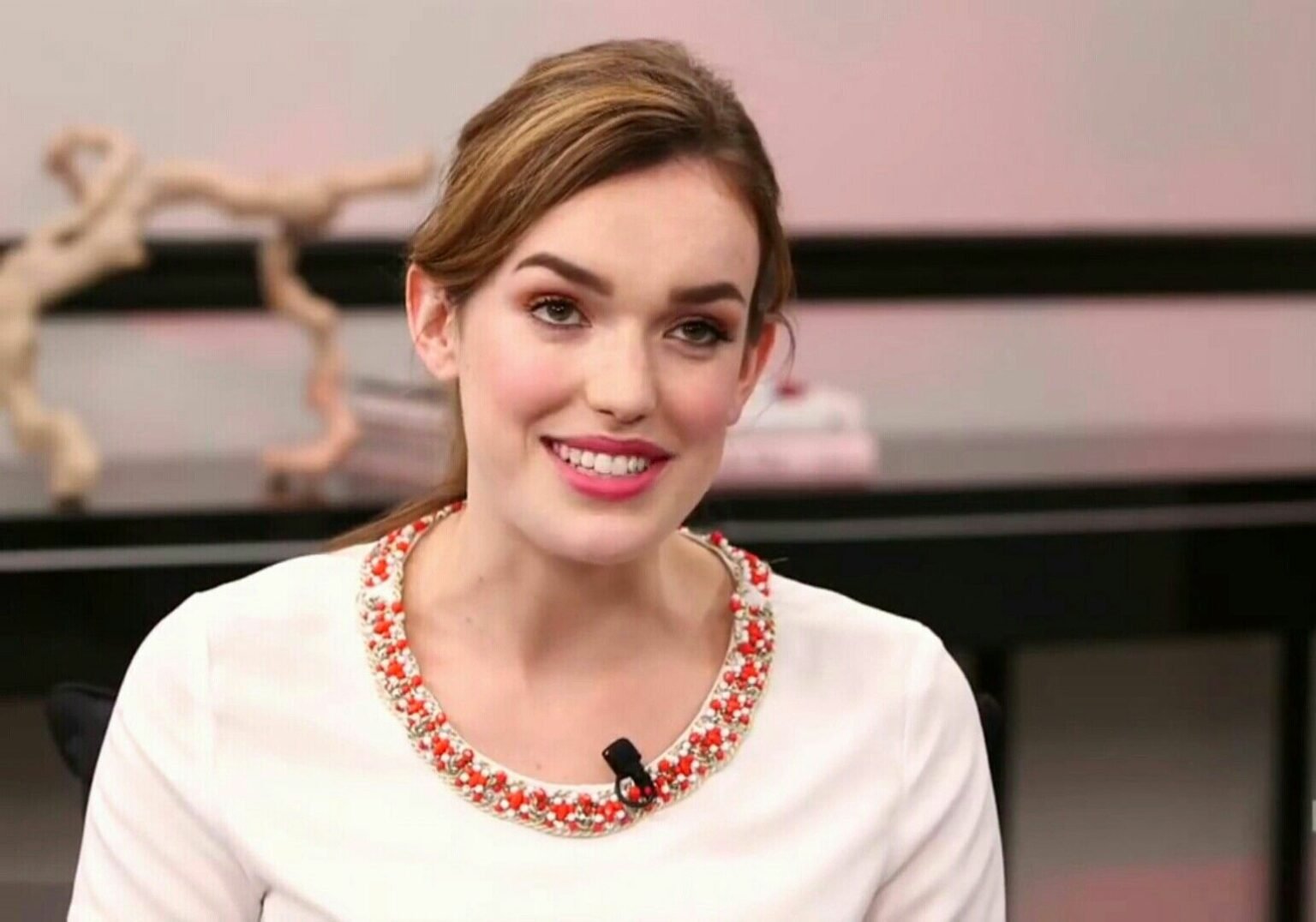 Elizabeth Henstridge Age, Biography, Height, Net Worth, Family & Facts