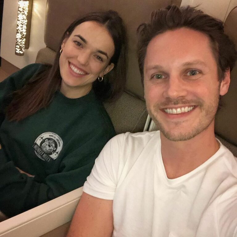 Elizabeth Henstridge Age, Biography, Height, Net Worth, Family & Facts