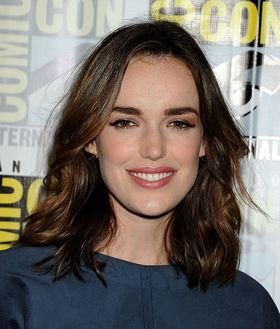 Elizabeth Henstridge Age, Biography, Height, Net Worth, Family & Facts